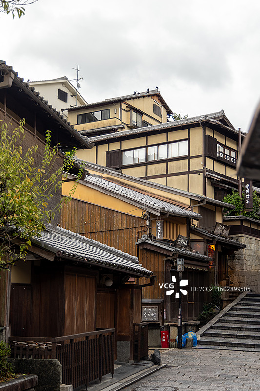 京都三年坂：清晨雨后，仰望古朴的京町家石阶图片素材