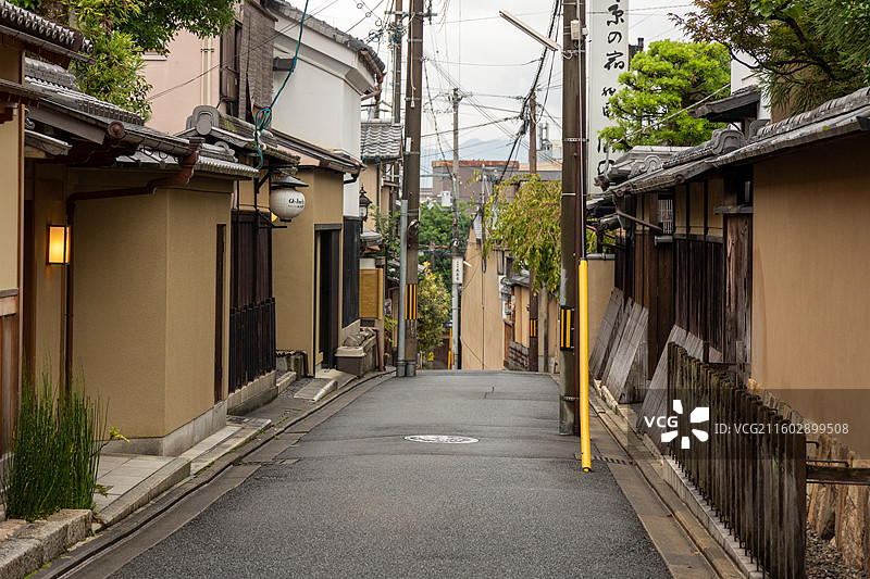 古都的另一面：祇园深处，传统京町家与电线杆的交织图片素材