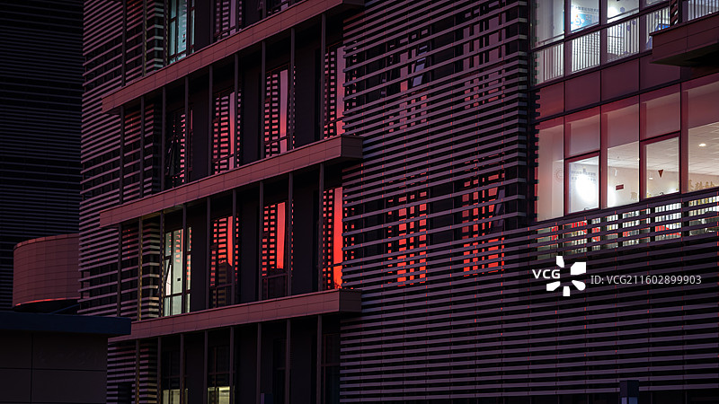 日出朝霞西安电子科技大学视角火烧云现代建筑立面红窗透光规律长条结构傍晚静谧构图图片素材