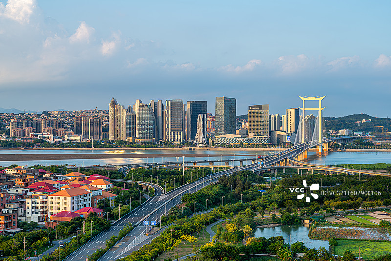 隔海相望的晋江市与泉州丰泽区图片素材