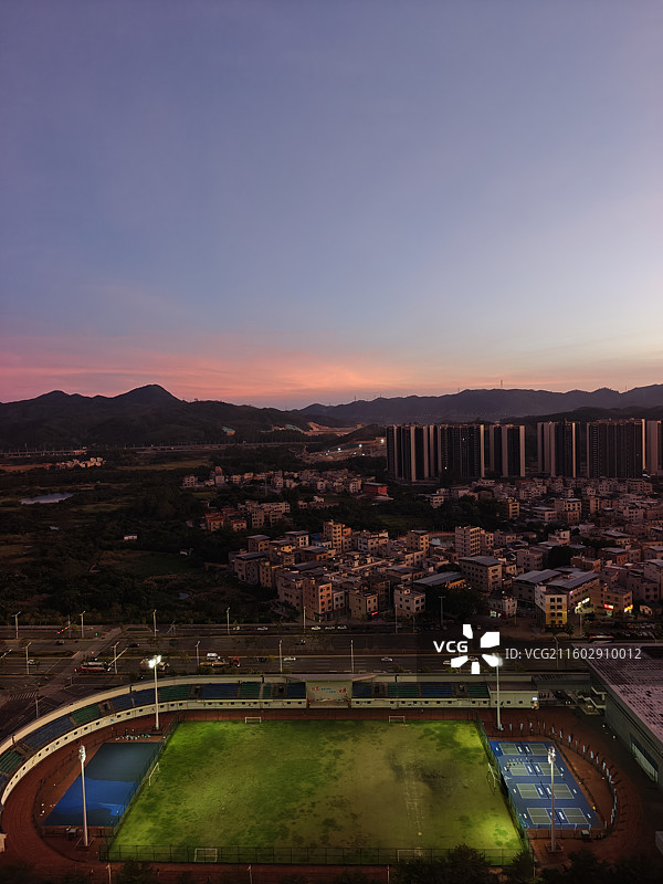 台风来临前迎来绝美粉色晚霞的深汕合作区-深汕西文体中心图片素材
