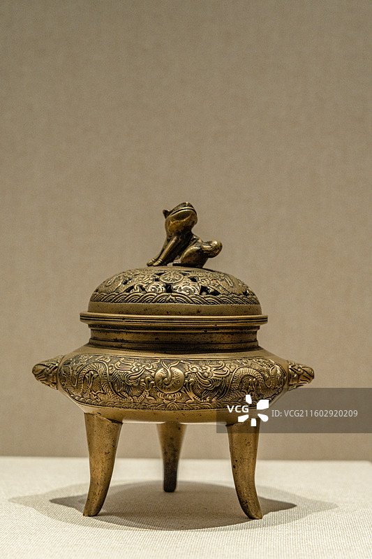 深圳博物馆展示的清代时期文物“大明宣德年制”狮子铜香炉图片素材