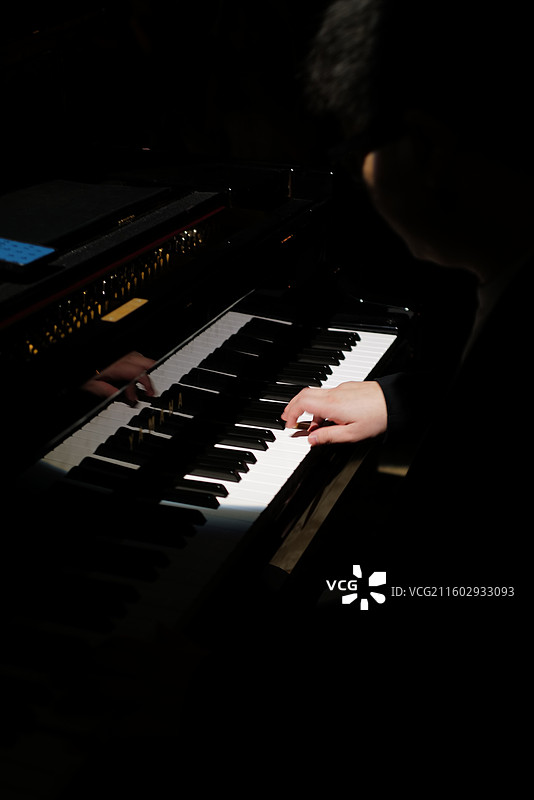 弹钢琴的手特写图片素材