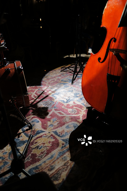 舞台上的大提琴特写图片素材