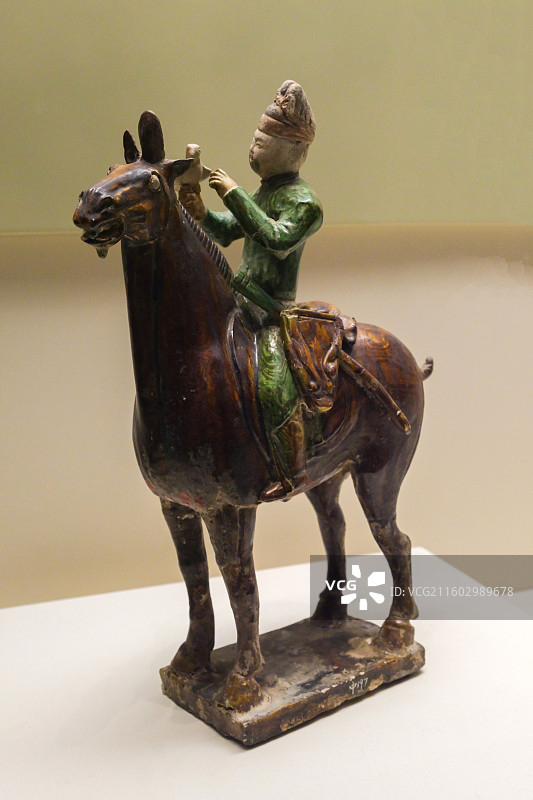 三彩绞釉陶狩猎骑俑 唐·神龙二年 1972年陕西乾县懿德太子墓出土 中国国家博物馆-古代中国基本陈列图片素材
