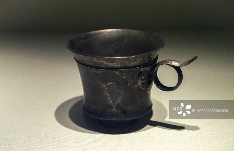 环柄银杯 唐代 1963年陕西西安沙坡村出土 中国国家博物馆“古代中国基本陈列”图片素材