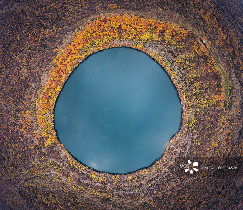 吉林龙湾群国家森林公园俯瞰四海龙湾火山口湖图片素材