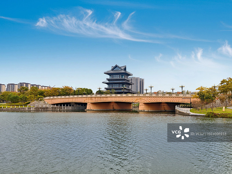 上海奉贤区奉贤新城上海之鱼（金海湖）畔的龙门阁图片素材