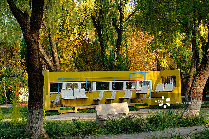 石家庄植物园秋天里的公共巴士。公交座位。风景背景图壁纸图片素材