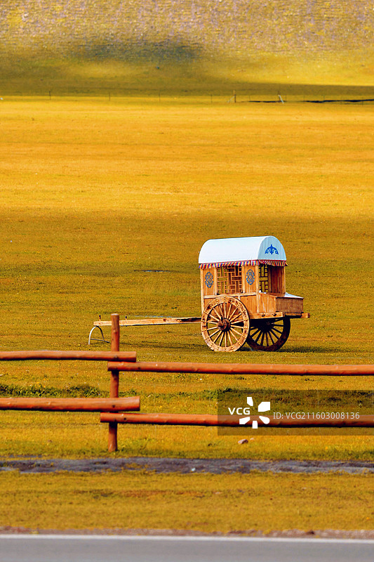 秋天内蒙古自治区呼伦贝尔市国家5A级旅游景区莫尔格勒河景区黄色大草原上的勒勒车图片素材