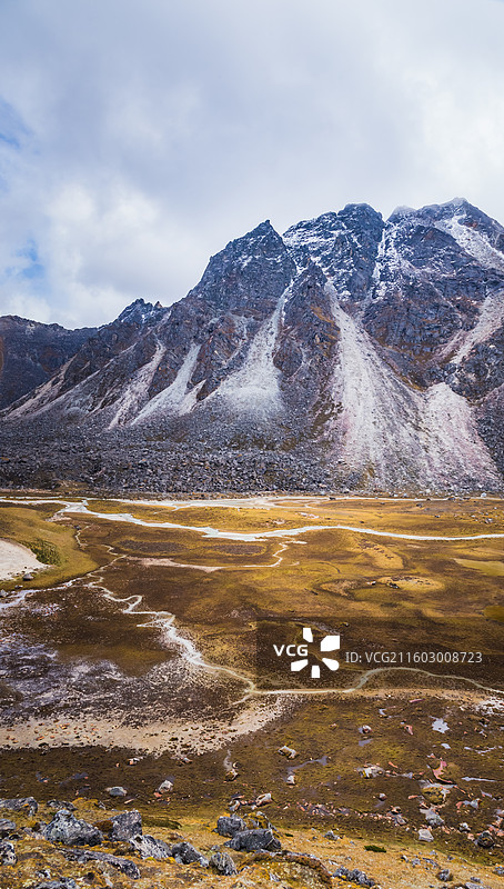 西藏卡达沟雪山峡谷山水河流自然风光图片素材