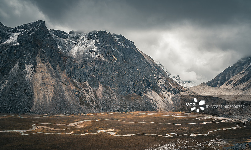 西藏卡达沟雪山峡谷山水河流自然风光图片素材