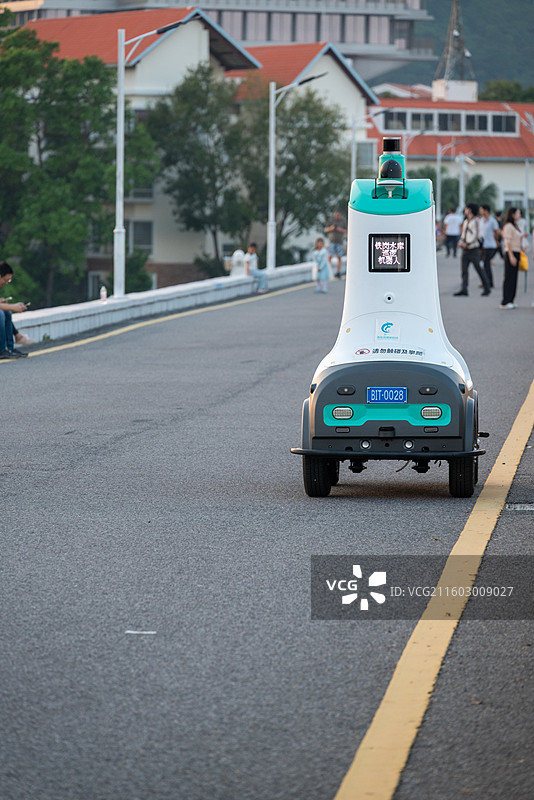 深圳市宝安区西乡街道铁岗水库巡逻机器人-无人驾驶智能公园设施图片素材