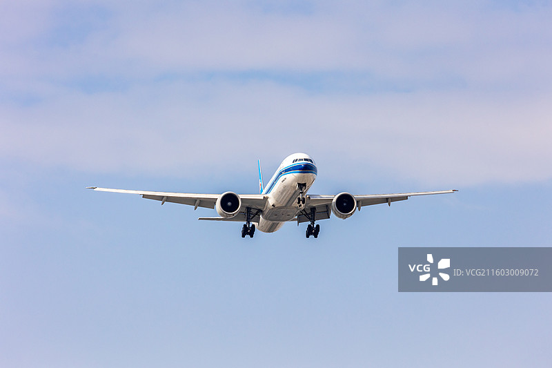 低空一架正在降落中的民航客机图片素材