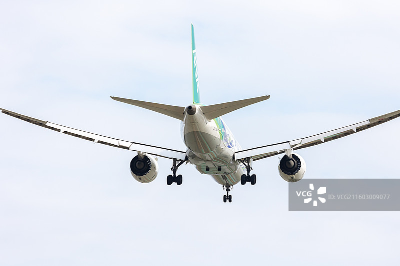 深圳机场上空正在降落的民航客机图片素材