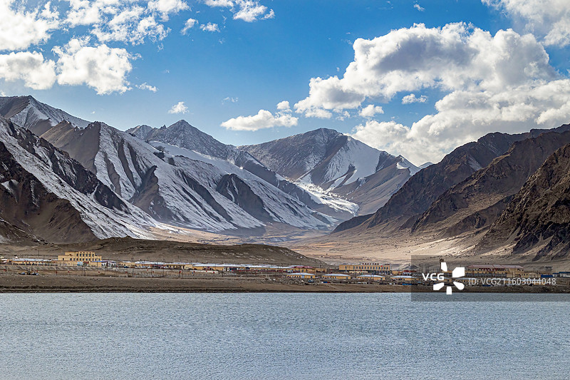 新疆维吾尔自治区克孜勒苏柯尔克孜自治州阿克陶县布伦口乡白沙湖旁乡村建筑图片素材