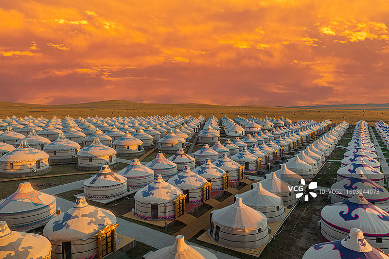 列夫湿地庄园草原日落晚霞映衬蒙古包图片素材