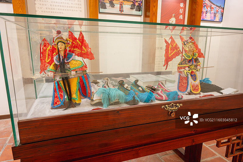 同安县衙旧址闽南文化纪念馆歌仔戏木偶戏鞋展柜传统戏服文化展示图片素材