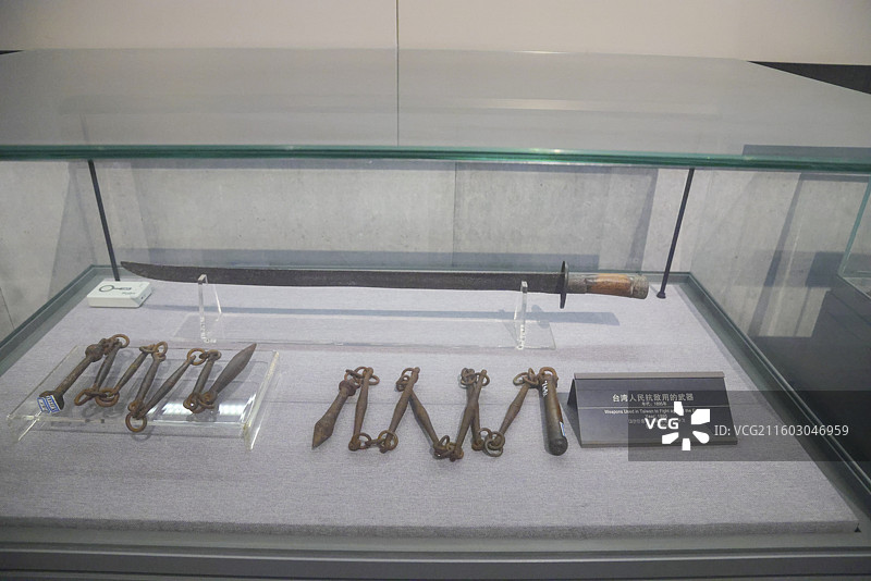 山东威海刘公岛中国甲午战争博物馆场景酒瓶玻璃罩鱼雷炮弹皮鞋眼镜铁锤图片素材