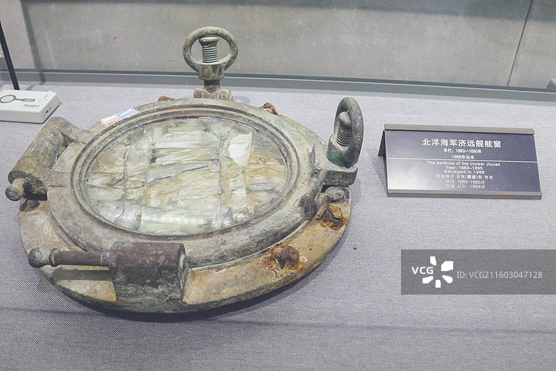 山东威海刘公岛中国甲午战争博物馆场景酒瓶玻璃罩鱼雷炮弹皮鞋眼镜铁锤图片素材