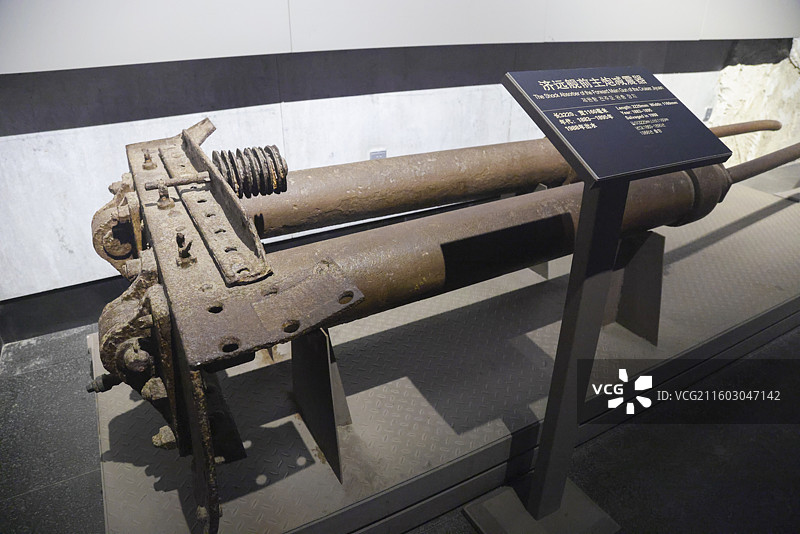 山东威海刘公岛中国甲午战争博物馆场景酒瓶玻璃罩鱼雷炮弹皮鞋眼镜铁锤图片素材