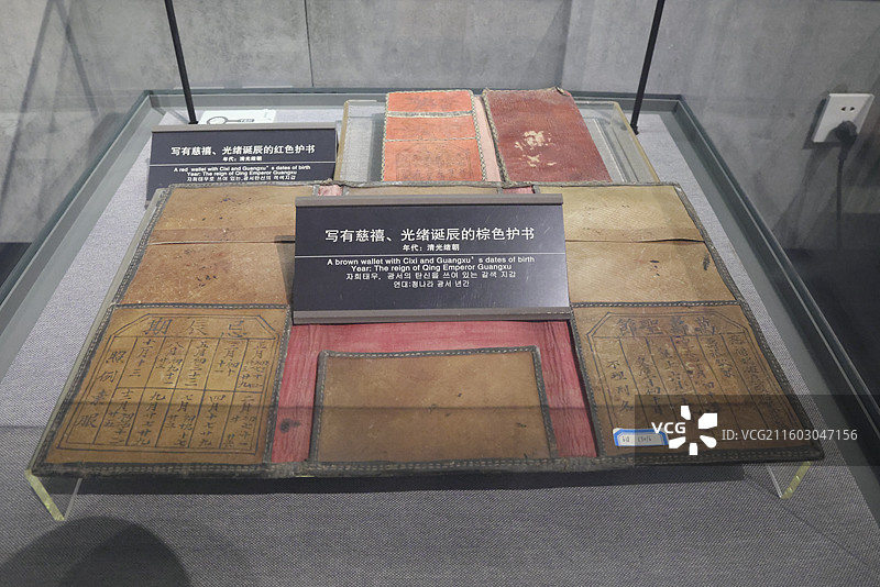 山东威海刘公岛中国甲午战争博物馆场景酒瓶玻璃罩鱼雷炮弹皮鞋眼镜铁锤图片素材