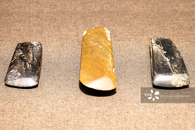 西藏博物馆展示的卡诺遗址出土的石斧图片素材