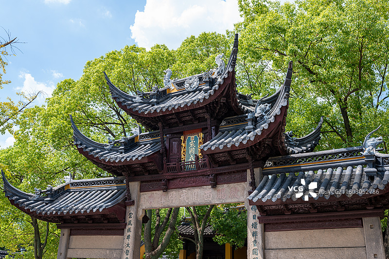 留园西园寺苏州园林敕建护国三元宫牌坊飞檐翘角蓝底金字匾额古建筑图片素材