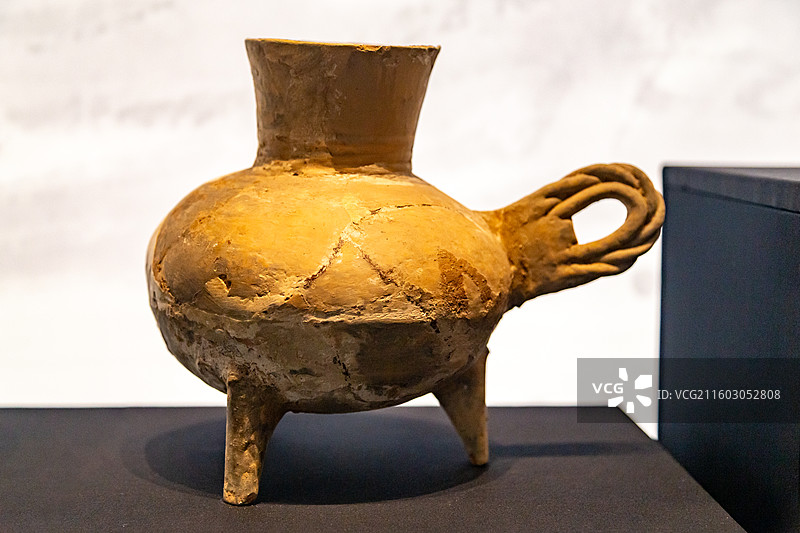 新石器时代-绚索把壶形陶鼎 江西省博物馆图片素材