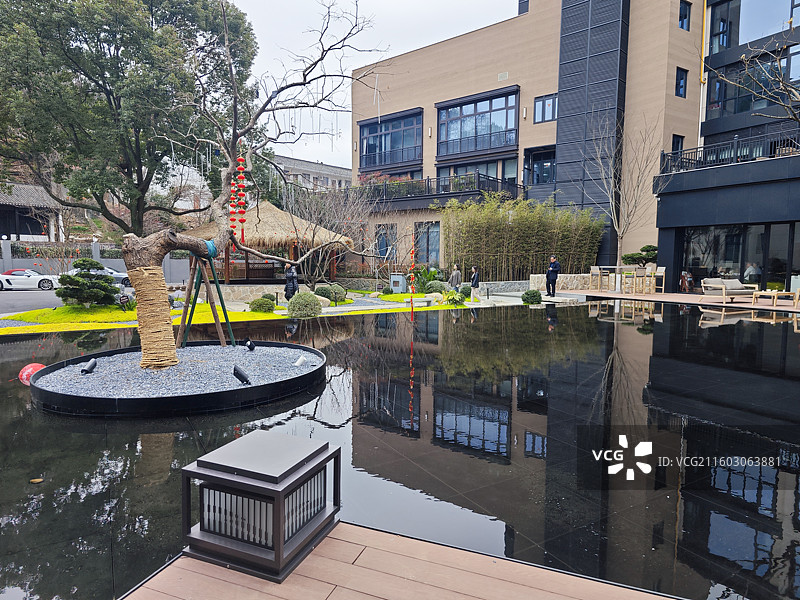 云渡里酒店庭院水庭绿化水面倒影图片素材