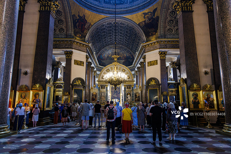 俄罗斯圣彼得堡喀山主教座堂内部礼拜日活动图片素材