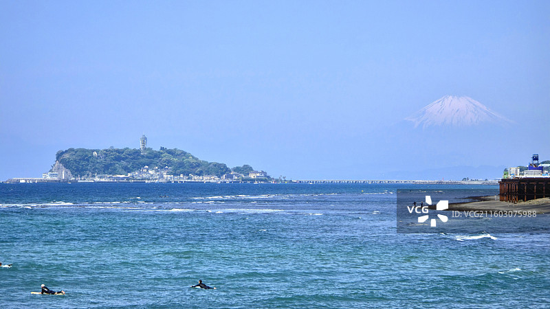 日本神奈川县镰仓市，从稻村崎眺望晨雾中的富士山和江之岛图片素材