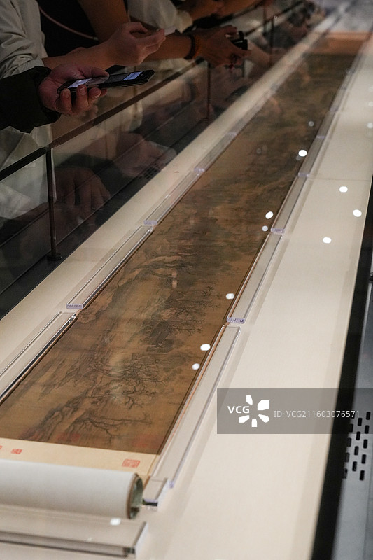 北京故宫博物院“百年守护-从紫禁城到故宫博物院”展览现场实拍北宋张择端《清明上河图》真迹图片素材