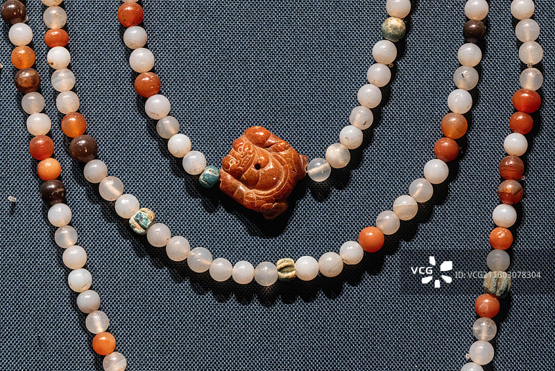 山西太原山西博物院民族熔炉展厅玛瑙串饰 北齐 河清元年 562年 山西省寿阳县贾家庄厍狄迴洛墓出土图片素材