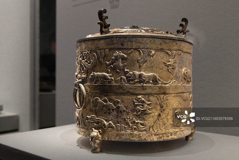 山西太原山西博物院民族熔炉展厅胡傅温酒樽 西汉 河平三年 前26年 山西省右玉县大川村出土图片素材