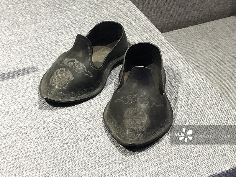 民国欧式女鞋云纹锡盒-云南蒙自红河州博物馆图片素材