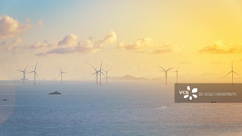 台州温岭石塘小箬村海上，风车矗立，日落晚霞映照，宁静而壮美。图片素材