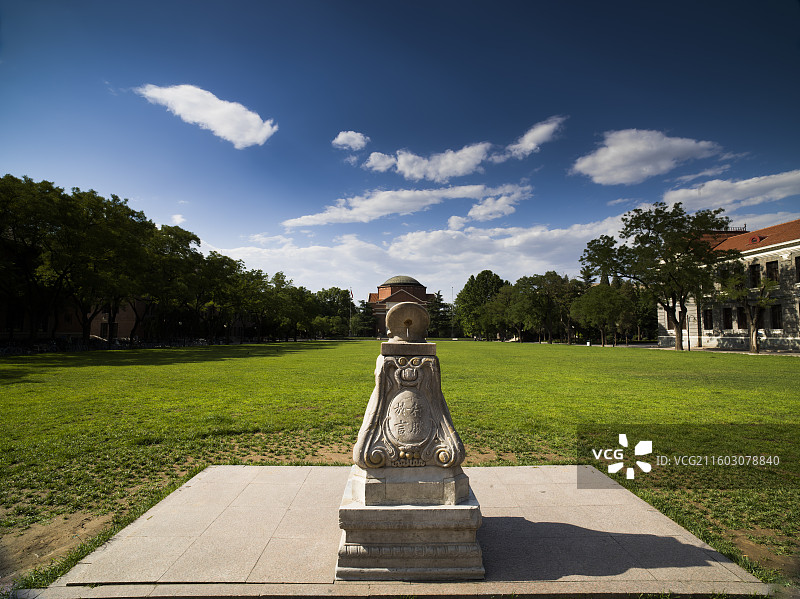清华园的晴日盛景图片素材