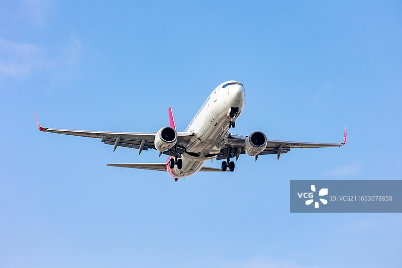 深圳机场上空正在降落的民航客机图片素材