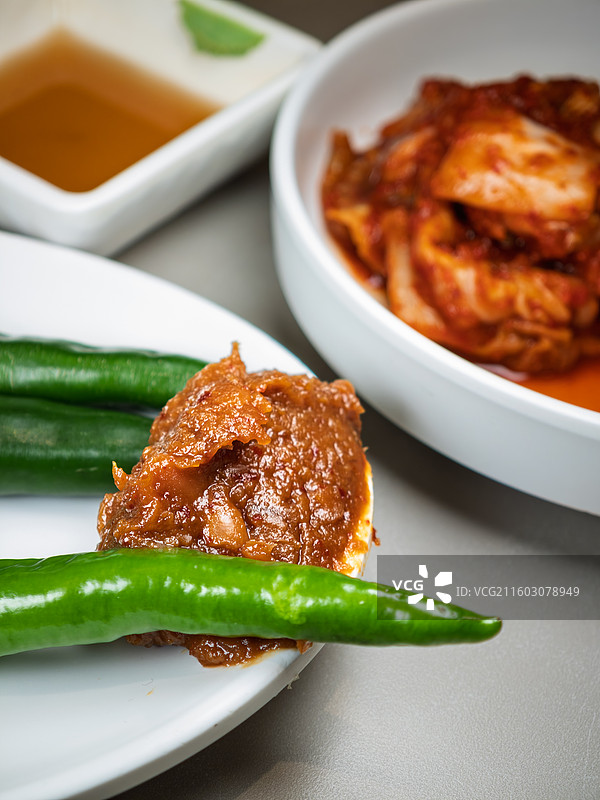 辣白菜包饭酱和青辣椒的韩国小菜套餐图片素材