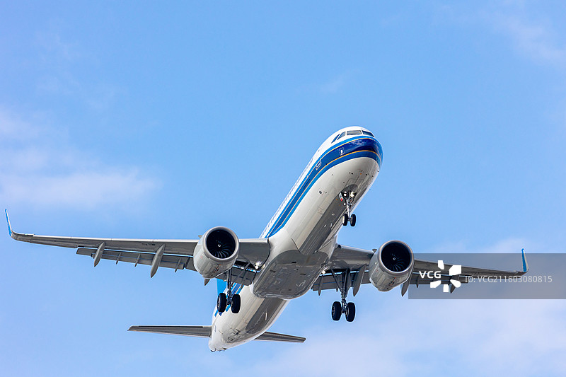 深圳机场附近低空降落中的民航班机图片素材
