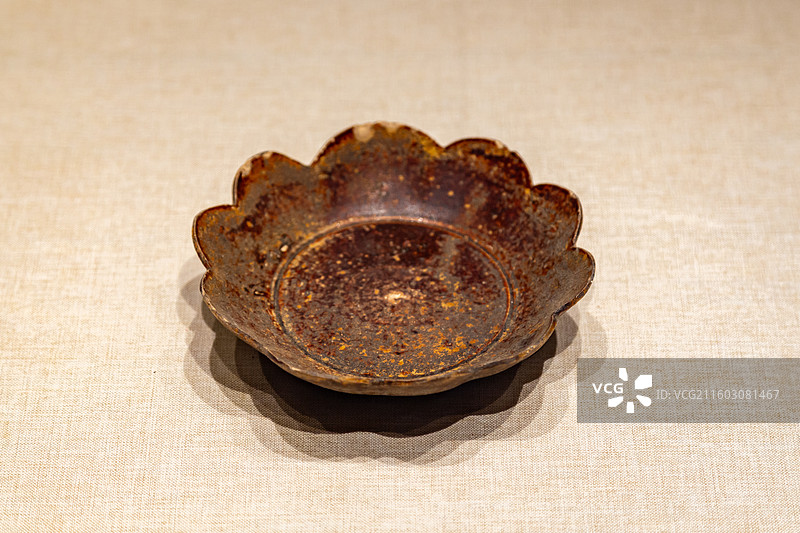 宋代-褐釉花口碟 南昌县博物馆图片素材