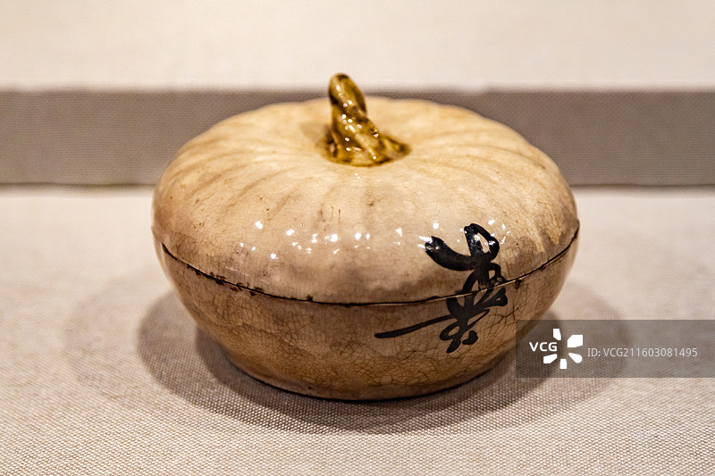 清代-青白釉寿字纹瓜棱盖盒 南昌县博物馆图片素材