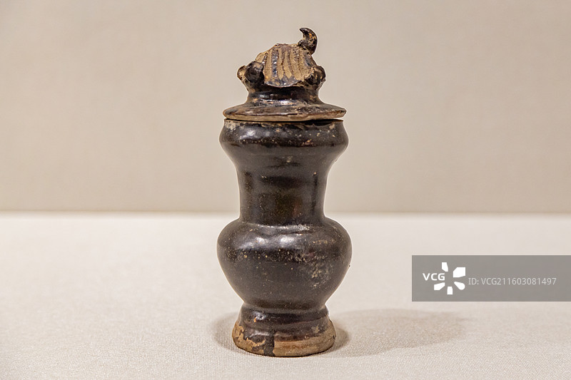 元代-黑釉带屋纽盖陶瓶 南昌县博物馆图片素材