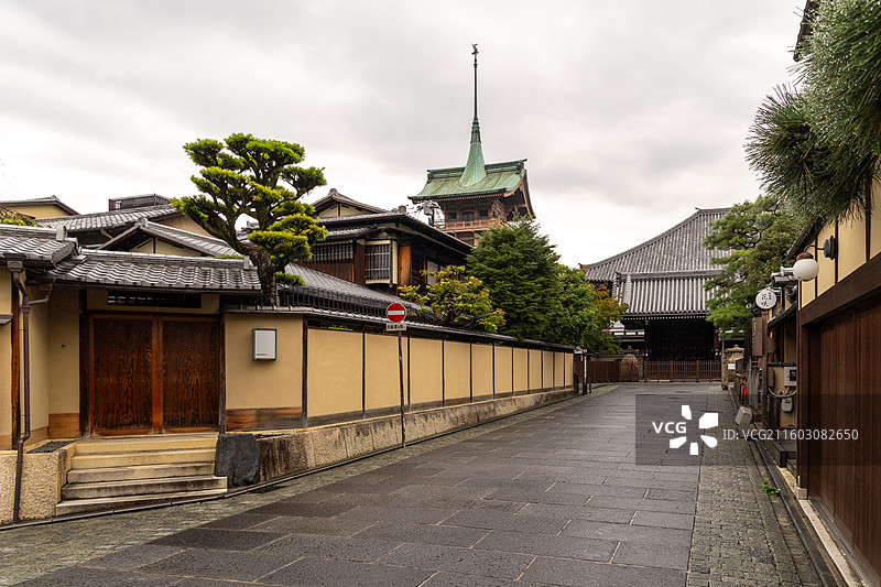 京都东山：八坂神社标志性绿色塔楼与传统土墙图片素材
