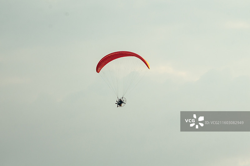 三水北江大堤边上的滑翔机飞行图片素材