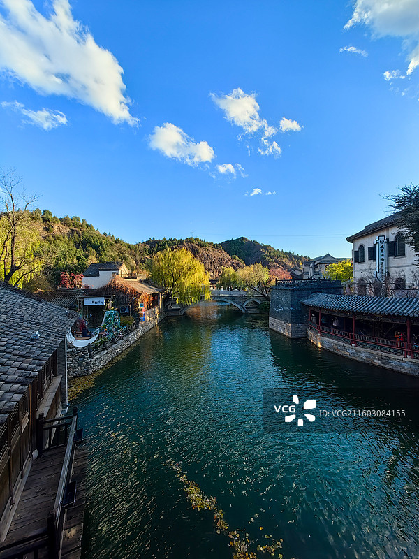 《廊桥水驿卧秋山》图片素材
