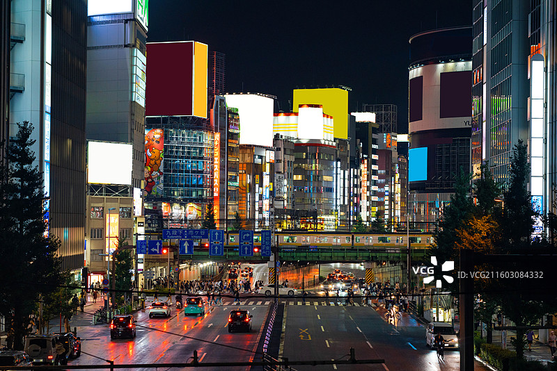 东京都，新宿西口，新都心步道桥，东京城市夜景图片素材