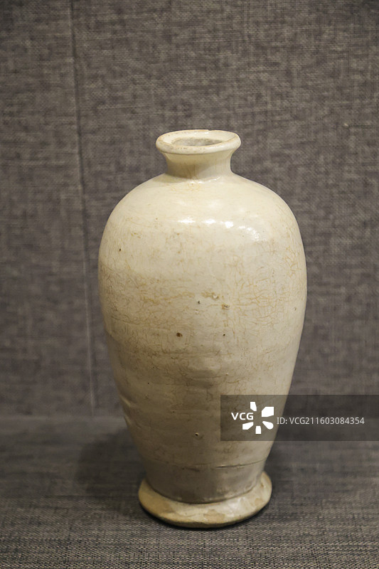 磁州窑黑釉双系瓷罐白釉梅瓶 黑釉白唇瓷罐 白釉铁锈花梅花点纹瓷钵邯郸市博物馆甘丹风华邯郸历史文化陈列图片素材