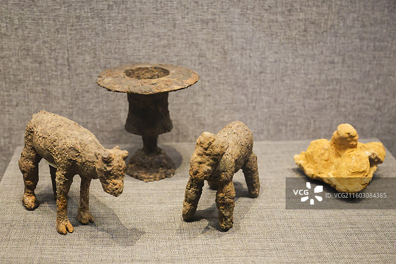 邯郸市博物馆甘丹风华邯郸历史文化陈列宋代铁牛铁灯铁马铁犁铧图片素材